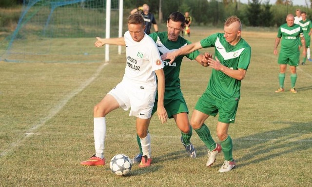 Rafał Babul w tym sezonie grał jedynie w piątoligowych rezerwach Olimpii. W trzech meczach strzelił pięć goli. Na zdjęciu w pojedynku z zawodnikami Toru Laskowice