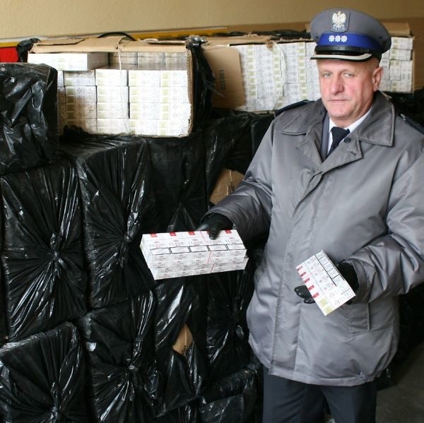 Szef tarnobrzeskich policjantów, inspektor Jan Żak pokazuje zabezpieczone papierosy.