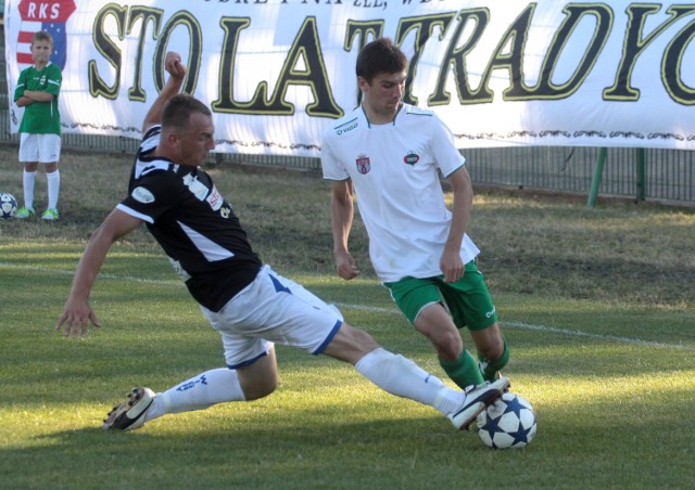 Piotr Kornacki (w prawej) w ostatnim meczu z Siarką w Tarnobrzegu, wygranym przez Radomiaka 4:1 strzelił dwa gole.