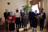 Złote Gody w Koprzywnicy. Jubilaci podzieleni na grupy odebrali medale, kwiaty i dyplomy. Zobaczcie zdjęcia