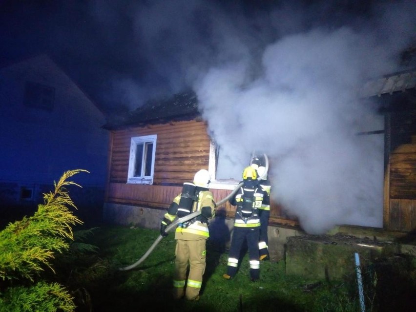 Pożar domu w miejscowości Jeziorko w gminie Nowa Słupia. Starszy mężczyzna w porę ewakuowany