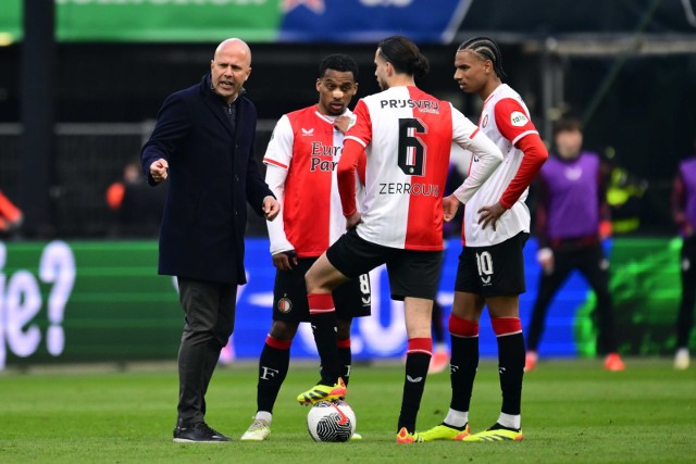 Trener Feyenoord Arne Slot rozmawia z piłkarzami Quintenem Timberem, Ramizem Zerroukim i Calvinem Stengsem podczas finału Pucharu Holandii pomiędzy Feyenoordem a NEC Nijmegen (1:0) na stadionie De Kuip w Rotterdamie