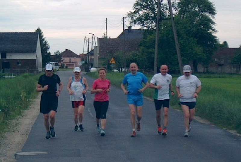 Biegacze z Dobrodzienia pokonują morderczy dystans maratonu...