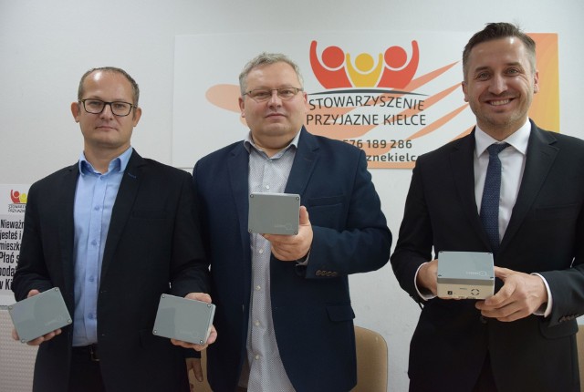 Od lewej: Arkadiusz Stawicki, Dariusz Gacek, Kamil Suchański czujnikami do badania powietrza.