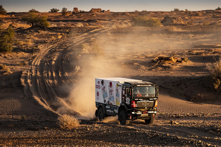 Jacek Czachor i Konrad Dąbrowski w czołówce Africa Eco Race....