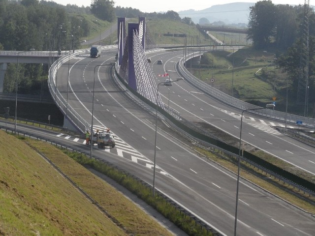 Oddanie do użytku feralnego mostu w Mszanie w województwie śląskim umożliwiło otwarcie całego 18-kilometrowego odcinka autostrady A1 ze Świerklan do czeskiej granicy w Gorzyczkach.Skromna uroczystość odbyła się tuż przed majowymi eurowyborami, 7 lat od rozpoczęcia prac. Opóźnienie, na które utyskiwali kierowcy, było - można rzec - standardowe, jak na polskie realia. Wyniosło 4 lata. Budowę mostu w Mszanie przez kilka lat prowadziła wycofująca się i wracająca firma Alpine Bau. Ostateczne rozstanie z wykonawcą stało się faktem, gdy ten w 2013 roku poinformował, iż obiektu nie da się bezpiecznie wybudować. Ewidentnie innego zdania byli przedstawiciele firmy Intercorn z Zawiercia, która dokończyła inwestycję. Zakończenie prac oznacza, że aglomerację Śląską, począwszy od Pyrzowic,  można już w te wakacje w całości przebyć autostradą A1, w wygodny sposób wjeżdżając do Czech i kierując się na autostradę D1 w kierunku Brna. Na razie cały śląski odcinek A1 jest darmowy. Generalna Dyrekcja Dróg Krajowych poczyniła pierwsze kroki, by wybudować kolejne śląskie odcinki A1, między Pyrzowicami  a granicą z województwem łódzkim. Wiosną rozpoczął się przetarg na budowę 56-kilometrowego odcinka Pyrzowice-Rzasawa, stanowiącego zachodnią obwodnicę Częstochowy, przez którą dziś kierowcy są zmuszeni przebijać się starą drogą krajową nr. 8. Postępowanie przetargowe trwa. Od podpisania umów na poszczególne odcinki, wykonawcy będą mieć od 30 do 33 miesięcy na ukończenie prac. Bardziej skomplikowana jest sprawa  z planowanym odcinkiem autostrady A1 od granicy woj. łódzkiego do Piotrkowa. Wydane są już tzw. decyzje ZRID-owskie, jednak nie ma  żadnych konkretnych  informacji  zapowiadających przeprowadzenie przetargów na budowę tej drogi. Aczkolwiek nie wszystkich łodzian ta informacja zmartwi - A1 na tym odcinku byłaby poprowadzona w śladzie starej "gierkówki", zastępując szybką i darmową drogę. Co więcej, rozbudowa gierkówki do standardów autostrady bez wątpienia wiązałaby się z gigantycznymi utrudnieniami w komunikacji z południem kraju. Niektórzy więc powiedzą: jak to dobrze, że jeszcze nie w te wakacje...
