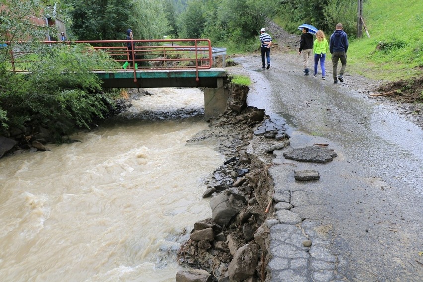 Katastrofalna sytuacja w Ochotnicy Górnej. Woda zniszczyła drogi i domy [ZDJĘCIA]