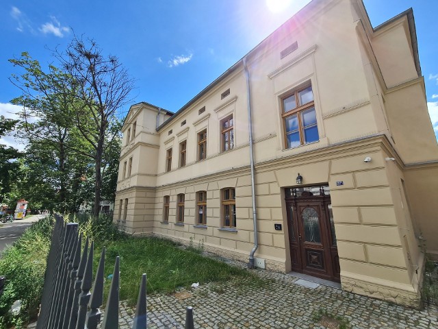 W kamienicy przy Mickiewicza 57 ma powstać dzienny dom pobytu oraz mieszkania chronione. Wcześniej jednak firma odpowiedzialna za remont musi usunąć usterki, poza tym budynek trzeba podłączyć do sieci ciepłowniczej.