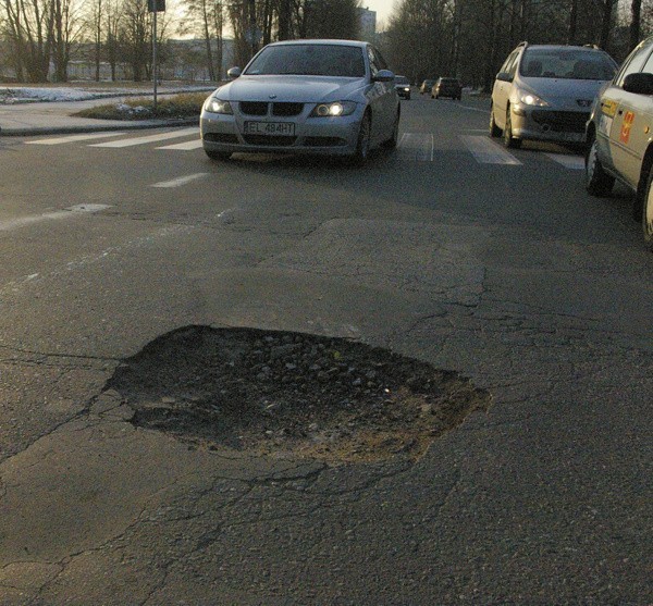 Autobus wpadł w potężną dziurę znajdującą się na ul. Rojnej,...