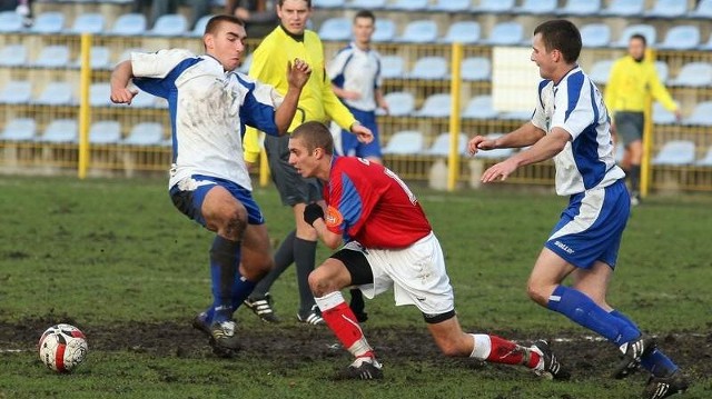 Daniel Wiśniewski (czerwony strój) w ostatnim meczu rundy jesiennej zagrał w seniorach Gryfa 95 Słupsk. Trójkolorowi wygrali, a ostatni mecz klubu w 2009 roku mógł być także ostatnim w drużynie Wiśniewskiego. 