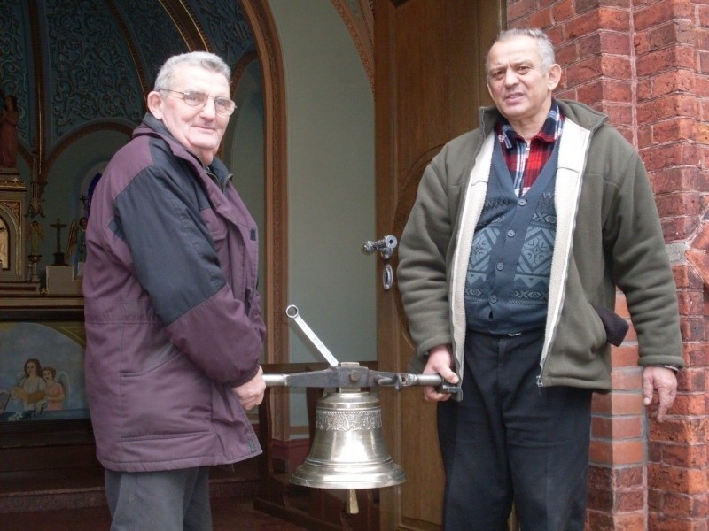 Na wyremontowaną wiezyczke kaplicy trafil dzwon-sygnaturka,...