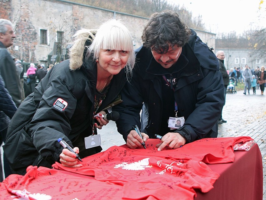 Roma i Wojtek Czyż też złożyli swoje autografy na koszulkach...