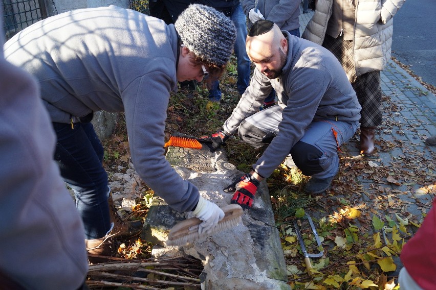 Olkusz. Wyciągali macewy wmurowane w ogrodzenie szkoły