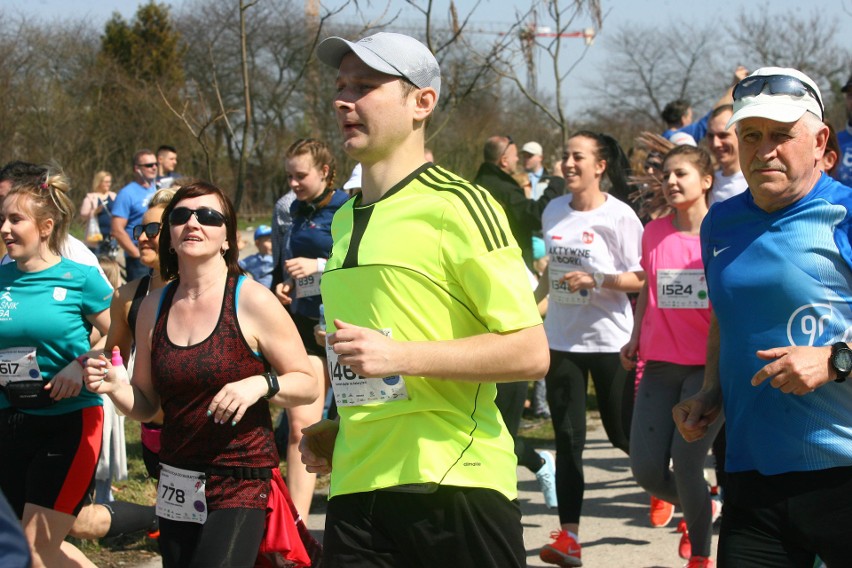 Biegli w niedzielę nad Zalewem Zemborzyckiem. To ostatni bieg z cyklu "Cztery Dychy do Maratonu" [DUŻO ZDJĘĆ]