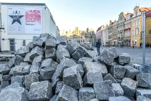 Niedaleko Galerii Arsenał rozpoczęto rozbiórkę bruku. Zostanie tam na nowo ułożona nawierzchnia, ze specjalnie wyselekcjonowanej kostki. Jest to początek renowacji płyty Starego Rynku.Przejdź do kolejnego zdjęcia --->