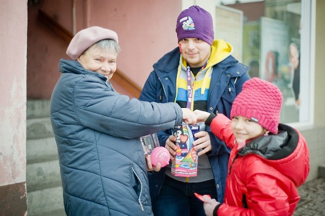 Pani Teresa Trzcińska z wnuczką Zosią przerzucają zawartość słoika z monetami do puszki wolontariusza Szymona. - Zbieraliśmy od jakiegoś już czasu na WOŚP. Trochę tego się uzbierało, a teraz chcemy się podzielić - powiedziała nam pani Teresa.