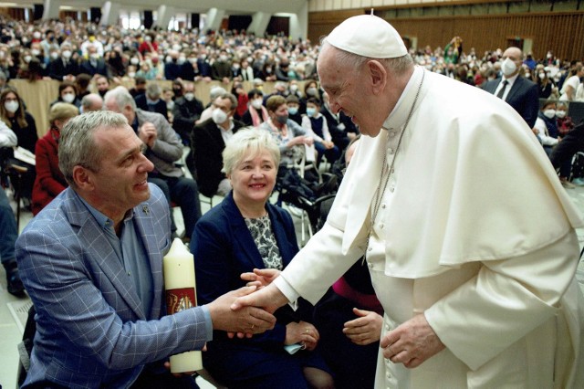 Wójt Andrzej Bracha i papież Franciszek w Watykanie podczas Generalnej Audiencji 16 marca.