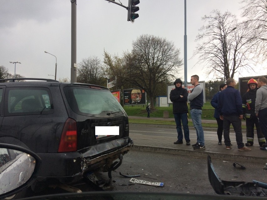 Wypadek czterech aut na Błędniku w Gdańsku. Kobieta w ciąży trafiła do szpitala [WIDEO,ZDJĘCIA]