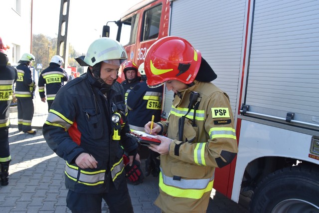 Łukasz Giemza strażakiem-ochotnikiem jest równo 20 lat. Nie tylko dowodzi działaniami, ale często sam w nich uczestniczy