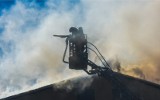 Pożar na Rycerskiej w Bydgoszczy. Pustostan w ogniu. Nad okolicą słup czarnego dymu [wideo]