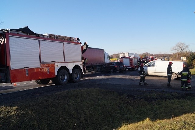 Koziegłowy: Tir zepchnął osobówkę z drogi. Dwie osoby w szpitalu