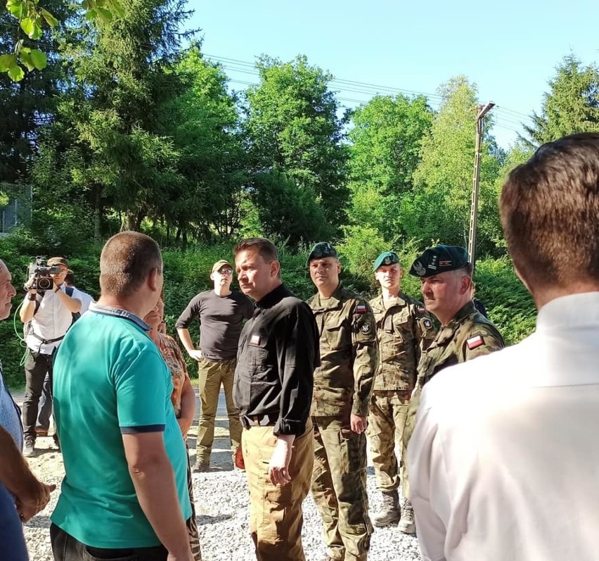 Minister obrony narodowej Mariusz Błaszczak podziękował żołnierzom za pomoc w odbudowie zniszczonych przez powódź drogach i mostach [WIDEO]