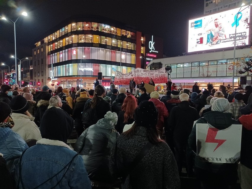 #AniJednejWięcej w Szczecinie. Mieszkańcy wyszli na plac Adamowicza [ZDJĘCIA]