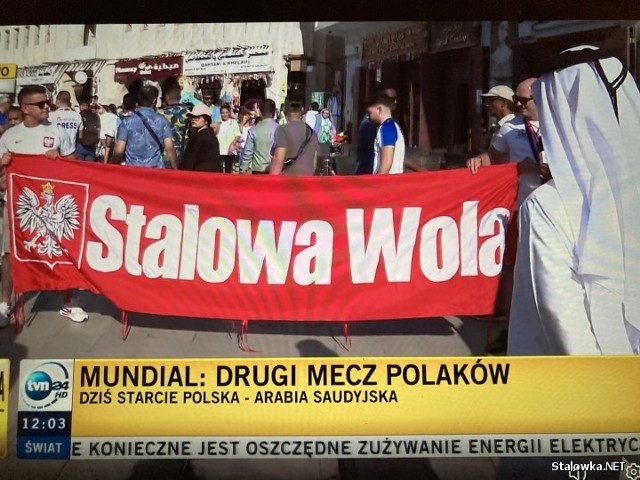 Polska flaga z nazwą Stalowej Woli na meczu w Katarze