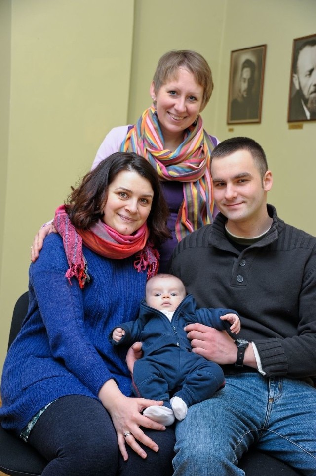 Doula Emilia Jaworska (stoi) była przy porodzie małego Tobiasza. Rodzice chłopczyka, Agnieszka Chmur-Klińska i Piotr Kliński, do dzisiaj utrzymują kontakt ze swoją doulą.