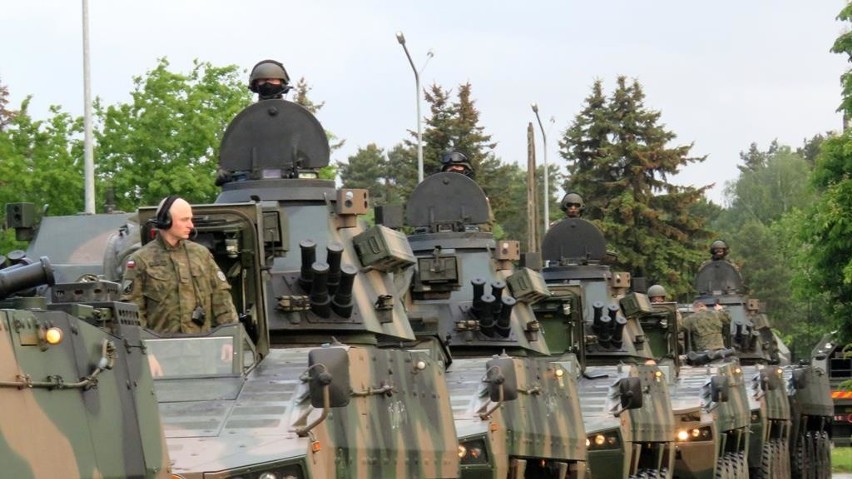 Kolumna wojskowa przejechała przez Szczecin. Żołnierze 12 Brygady Zmechanizowanej pojechali na poligon. Zobacz zdjęcia i wideo - 25.05.2020