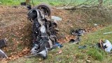 Śmiertelny wypadek na trasie Orzysz - Giżycko na DK 63 (Ruda, gmina Miłki, 23.10.2022). Nie żyje 47-letni kierowca alfa romeo | ZDJĘCIA