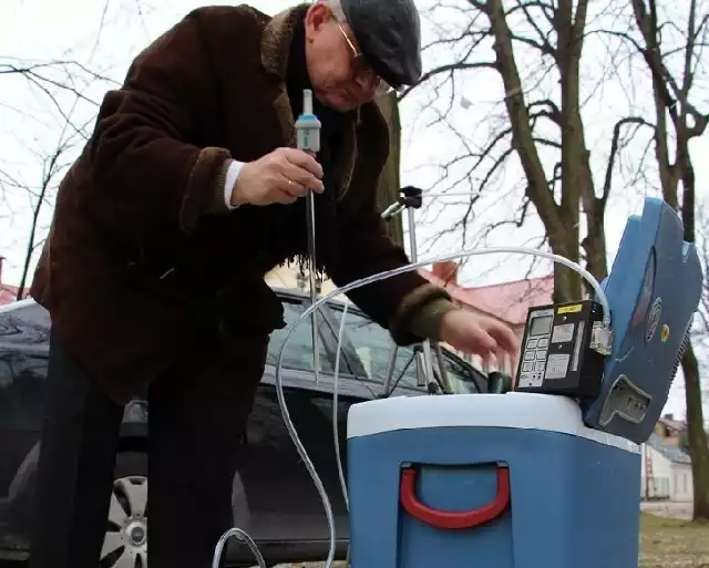 Wojciech Kojder z firmy Eko-Pomiar pobiera próbki powietrza w Ulanowie za pomocą specjalistycznej aparatury.