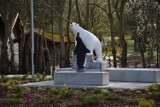 Miłośnicy zwierząt w Wejherowie. Niedźwiedź i pingwin znów stanęli na skwerze od strony ul. Wybickiego [ZDJĘCIA]
