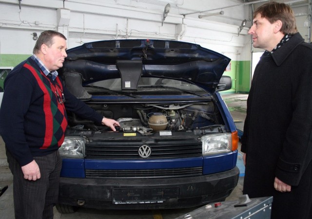 Zbigniew Pinkowski, dyr. Zespołu Szkół Samochodowych (z prawej) oraz Bogdan Orybkiewicz pracownik samochodowych warsztatów szkolnych: policyjne volkswageny pomogą uczniom w nauce.