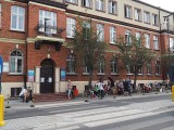 Łódź. Ludzie godzinami czekają pod siedzibą ZWiK by dostać bilet na wejście do podziemnego zbiornika na wodę