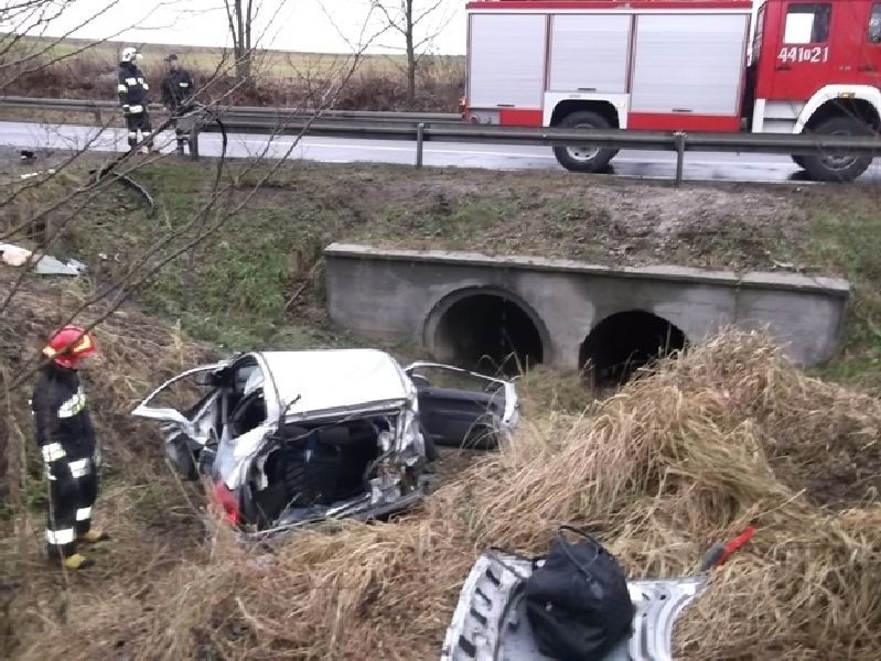 Wypadek w Czekarzewicach Drugich. Samochód uderzył w bariery i w przepust