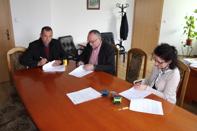 Umowa na budowę centrum katywności lokalnej w Małym czystem została podpisana m.in. przez wójta Jerzego Rabeszkę