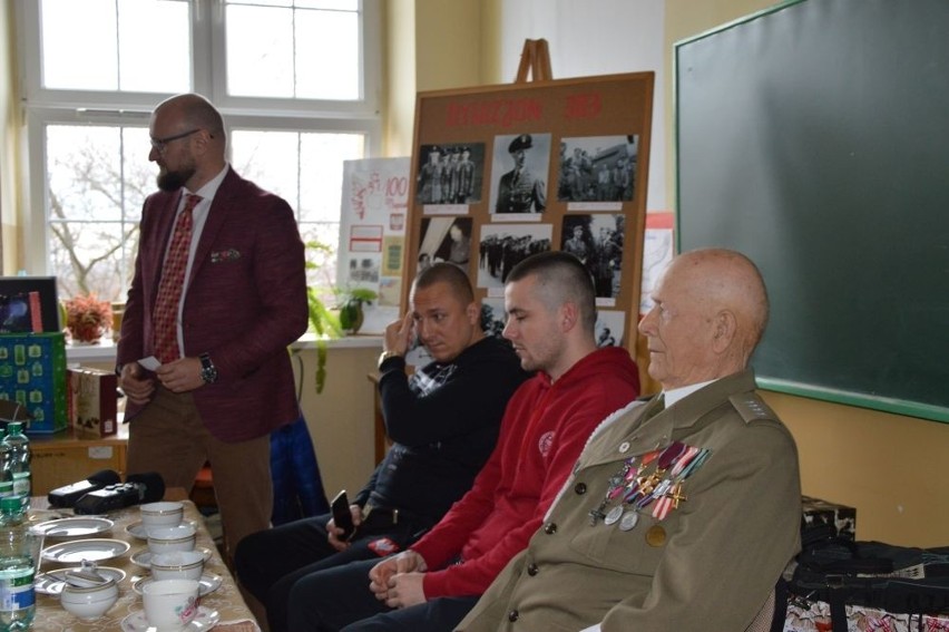 92 - letni kombatant, kapitan Daniel Nowakowski, spotkał się z młodzieżą z II Liceum w Skarżysku. Otrzymał od uczniów "Paczkę dla Bohatera"
