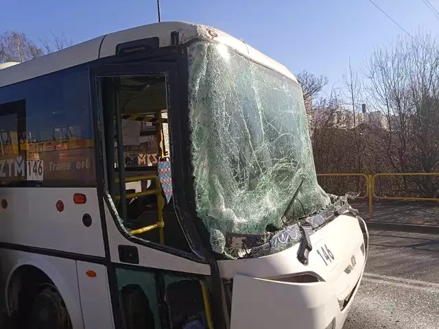 Do groźnie wyglądającego wypadku doszło na ul. Batorego w Chorzowie. Autobus wjechał w TIRA.