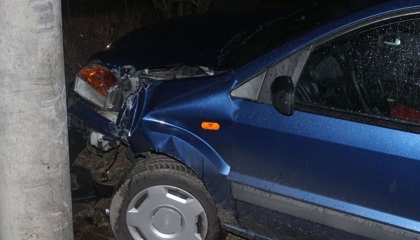 Sosnowiec: nietrzeźwa kobieta rozbiła samochód o latarnię. Oferowała policjantom 1400 złotych łapówki, by „przymknęli oko”
