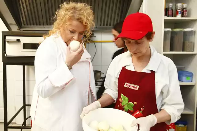 Pani Magda, pomimo że jest kontrowersyjna, autentycznie zna się na gotowaniu. Nam pomogła - zapewniają w Karczmie przy Dworze Ostoya.