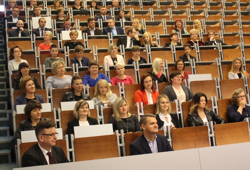 38 nowych nauczycieli dyplomowanych w powiecie koneckim