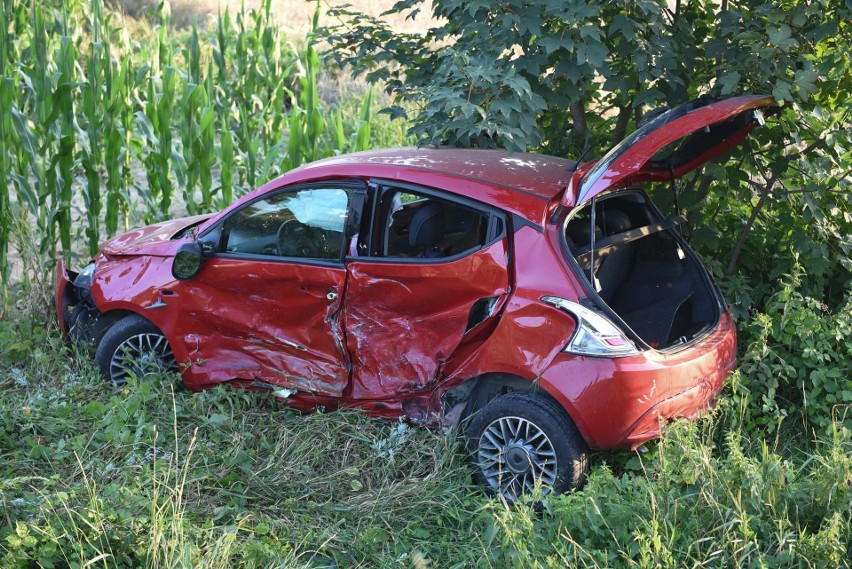 Groźny wypadek na DW 884 w Ruszelczycach w powiecie przemyskim. Ford focus uderzył w lancię, do szpitala zabrano 4 osoby [ZDJĘCIA]