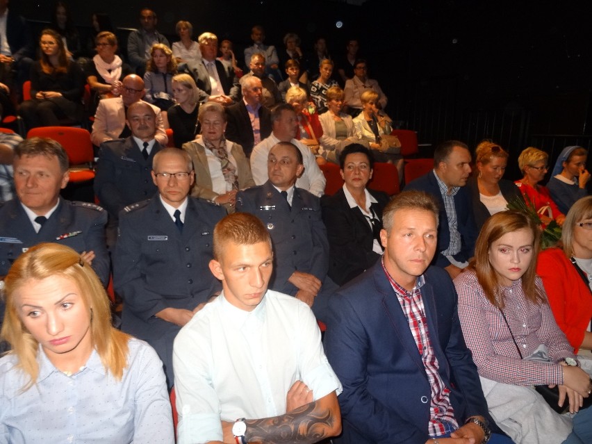 Więźniowie na deskach teatru - przemiana w świetle jupiterów [FOTO]