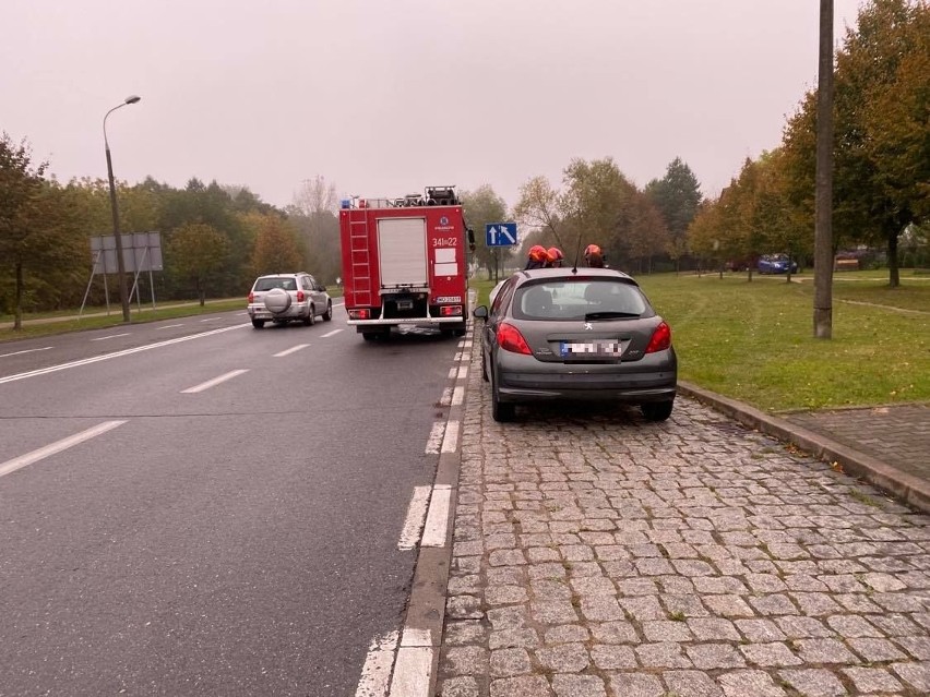 Pożar samochodu w Ostrołęce. 30.09.2021. Interweniowała straż pożarna. Zdjęcia