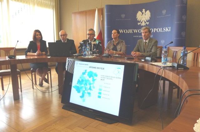 W dzisiejszej konferencji uczestniczyli (od lewej): Dorota Rutkowska, zastępca dyrektora Wydziału Polityki Społecznej i Zdrowia Opolskiego Urzędu Wojewódzkiego, wojewoda Adrian Czubak, wiceminister Stanisław Szwed, wicewojewoda Violetta Porowska, poseł PiS Antoni Duda.