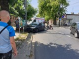Wypadek motocyklisty. Zderzenie motocyklisty z samochodem w Tomaszowie Mazowieckim