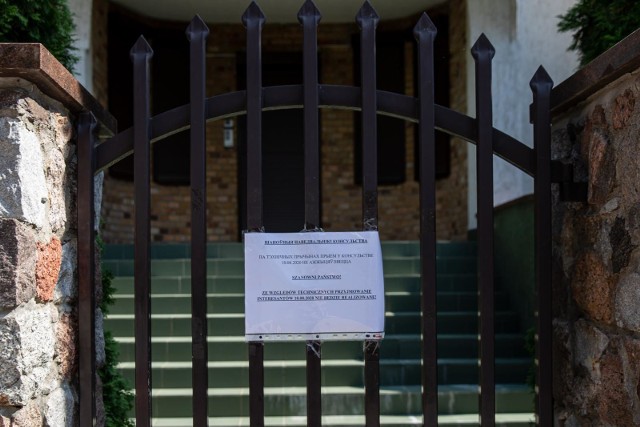Tak wyglądała brama konsulatu Białorusi w Białymstoku 10.08.2020
