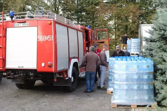 Od 8 października do mieszkańców części gmin Gdów i Biskupice dostarczano wodę pitną w butelkach. Obecnie takie dostawy będą konieczne tylko w Szczytnikach (gmina Gdów). W pozostałych rejonach woda jest już czysta