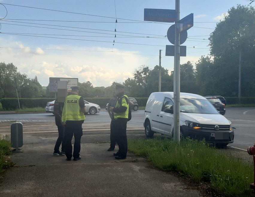 Wypadek dwóch samochodów przy budowie Alei Wielkiej Wyspy. Jedna osoba ranna (ZDJĘCIA)